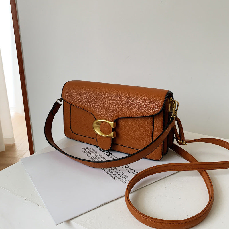 Amende | Shoulder Bag With Striking Gold-Colored Clasp